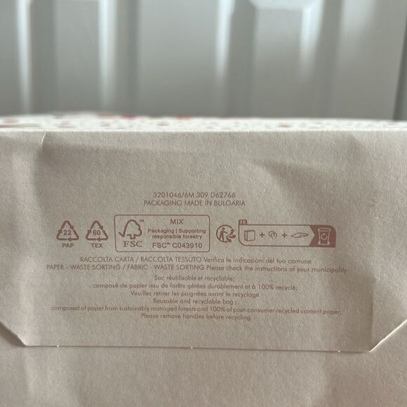 Louis Vuitton Limited Edition Holiday Gift Bag with bows - Picture 10 of 15